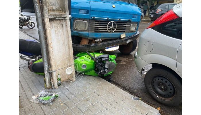 Caminhão invade calçada e atinge um carro e três motos no centro